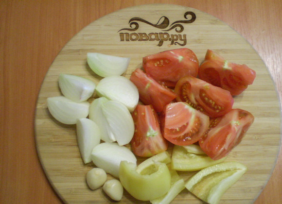 1. Этап. Закатка кабачковой икры на зиму: Режем остальные овощи.