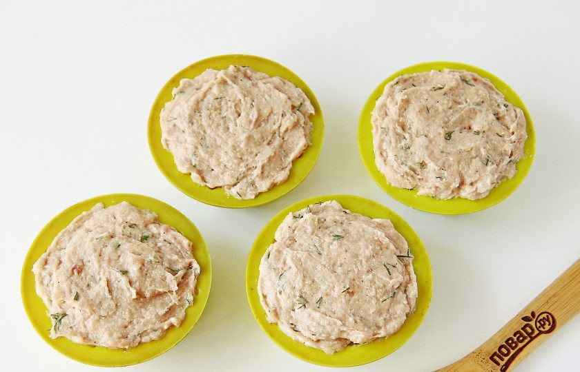 1. Этап. Суфле из индейки в мультиварке: Аккуратно все перемешайте снизу вверх и выложите фарш в силиконовые формочки. У меня обычные формочки для приготовления кексов.