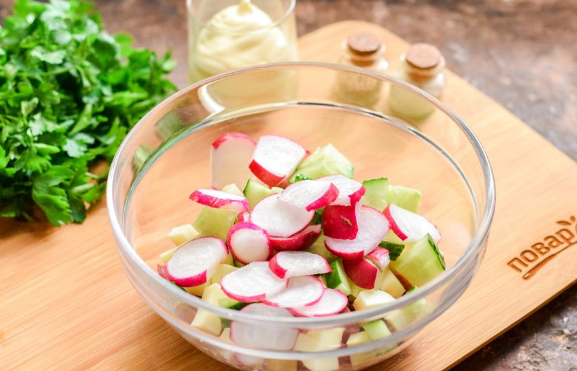 1. Этап. Салат с майонезом: Редис ополосните и просушите, обрежьте хвостики. Нарежьте редис тонкими пластинами и добавьте в салат.