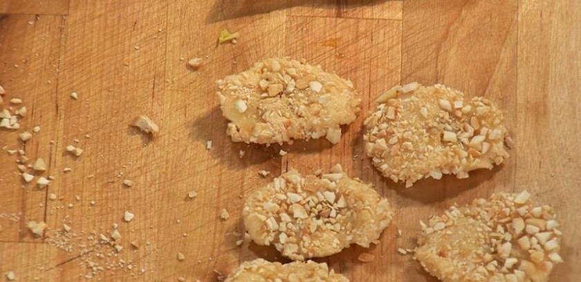 1. Этап. Кальмары с апельсинами: Отбейте через целлофан кусочки банана и запанируйте их в подробленном кешью. Цедру добавьте в апельсиновый сироп.