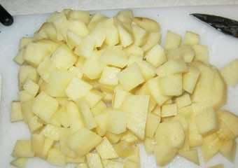 1. Этап. Стейк из лосося: Далее чистим картофель, нарезаем мелкими кубиками, со стороной в 1 см и опускаем в воду, чтоб вышел лишний крахмал.