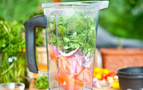 1. Этап. Салат с хлебом и помидорами: 1. Разрезать крупные помидоры на четвертинки и добавить в блендер или кухонный комбайн. Нарезать мелко красный лук и отложить половину ломтиков в сторону, вторую половину добавить к помидорам. Добавить 1 стакан базилика, кинзы и петрушки в блендер вместе с винным уксусом и ½ чайной ложки соли. Перемешать все до консистенции пюре в течение нескольких минут.