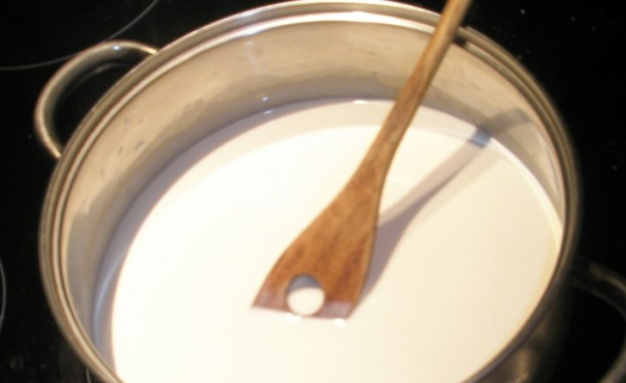 1. Этап. Крем для блинного торта: Сливки наливаем в кастрюлю, ставим на огонь. Практически доводим до кипения, но не кипятим.