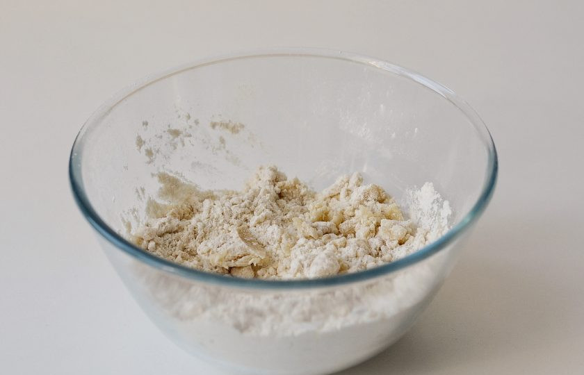 1. Этап. Бисквит на аквафабе: Добавьте растительное масло и яблочный уксус, размешайте.