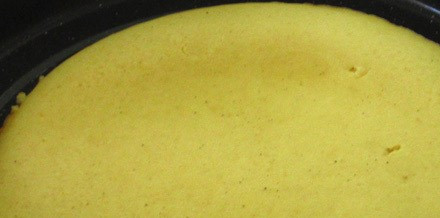 1. Этап. Пицца без дрожжей на молоке: Даем тесту отдохнуть 20 минут. Тем временем моем и нарезаем все овощи колечками. Шампиньоны обжариваем. Форму для запекания смазываем растительным маслом и вливаем туда тесто. Выпекаем 15 минут, температура 200 градусов.