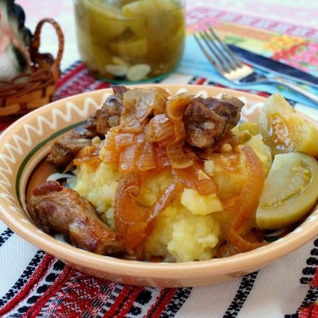 1. Stage. Pork ribs in the pan: Pork ribs in the pan are ready, serve to the side dish.