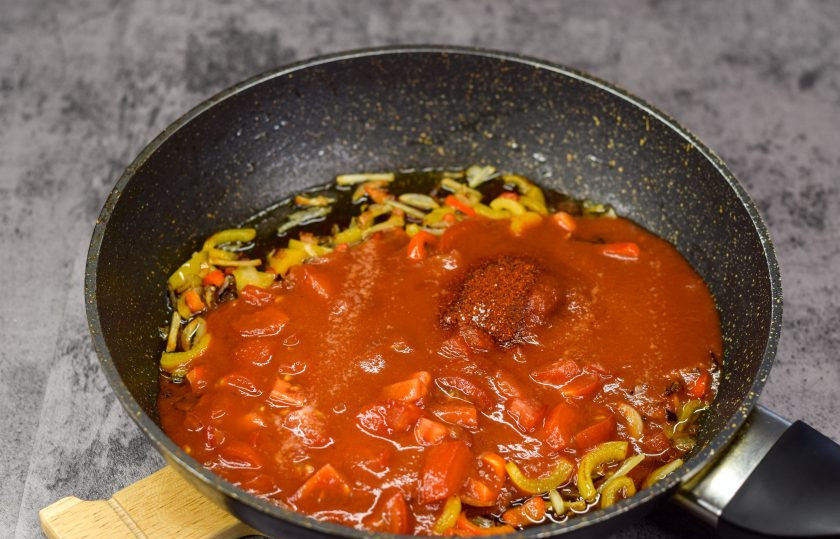 1. Этап. Шакшука: Переложите в сковороду томаты в собственном соку, добавьте паприку, чили, соль и перец по вкусу.