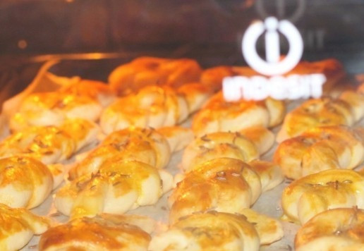 1. Этап. Морские узелки с чесночным маслом: 12. Выпекайте узелки в течение получаса при t 180 C.