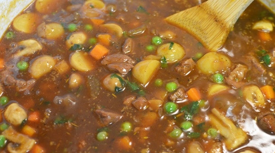 1. Этап. Рецепт вкусного мясного пирога: Картошку, морковь помойте, почистите и порежьте четвертинками. Добавьте в сковороду вместе с зеленым горошком и тушите еще 7-10 минут.