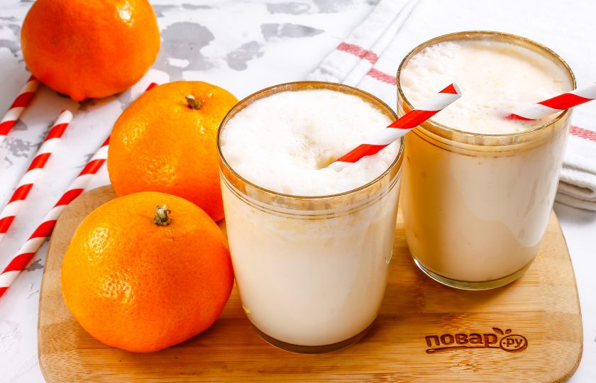 1. Этап. Молочный коктейль с мандаринами: Разлейте молочный коктейль в стаканы или чашки, поместите в них трубочки и сразу же подайте к столу, пока на поверхности напитка сохраняется пышная пена.