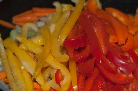 1. Этап. Курица по-пекински в кисло-сладком соусе: Добавляем болгарский перец и перемешиваем все ингредиенты.