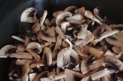 1. Этап. Cалат Фаворит с языком: Шампиньоны промойте и нарежьте пластинками. Обжарьте их в масле на сильном огне в течение 10 минут.