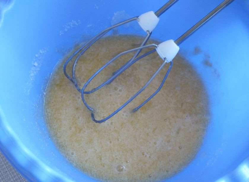 1. Этап. Печенье Косичка: Взбейте яйцо с сахаром и солью.