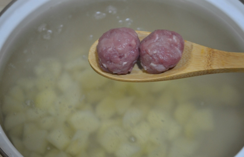1. Этап. Суп щавелевый с фрикадельками: Когда вода закипит снова, добавьте фрикадельки, варите 20 минут.