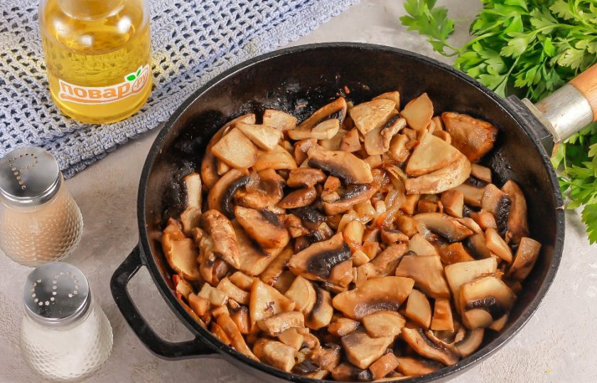 1. Этап. Жареные грибы: Жареные грибы готовы, когда они изменят свой цвет и приобретут яркий вкус и аромат. Имейте в виду, что на этом этапе они могут даже немного подгореть, поэтому перемешивайте их и следите за обжариванием.