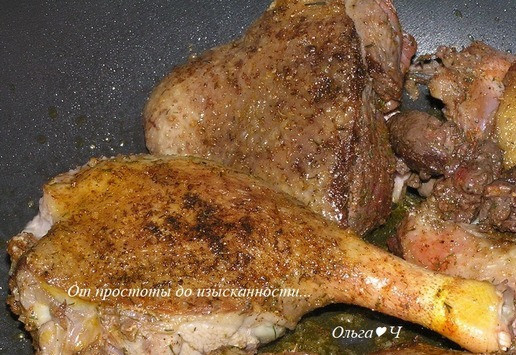 1. Этап. Рождественская индоутка с рисом и овощами: Обжарьте индоутку на растительном масле со всех сторон до румяности (можно сразу жарить в чаше мультиварки).