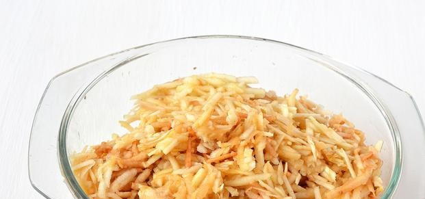 1. Этап. Варенье из яблок без закатки: Яблоки очищаем от кожи и семян, затем трем на крупной терке.