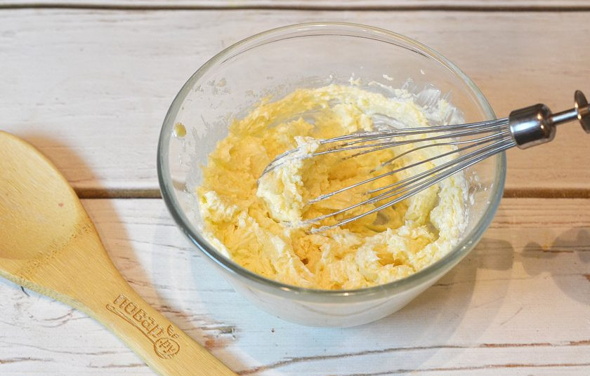 1. Этап. Овсяное печенье с корицей: 1. Масло комнатной температуры взбейте с корицей, сахаром и разрыхлителем.