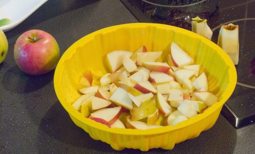 1. Этап. Пирог в силиконовой форме: Яблоки промойте и нарежьте дольками. Уложите их на дно.