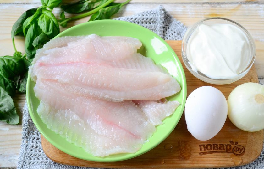 1. Этап. Тельное со сметаной: Подготовьте все необходимые ингредиенты. Рыбку разморозьте, лук очистите.