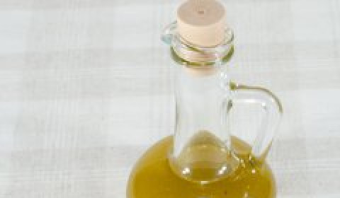 1. Этап. Салат с адыгейским сыром: Перелейте смесь лимонного сока, горчицы, чеснока и перца в бутылку с маслом. Плотно закройте крышкой. Поставьте в холодильник минимум на 3 часа. Перед употреблением хорошо встряхните.