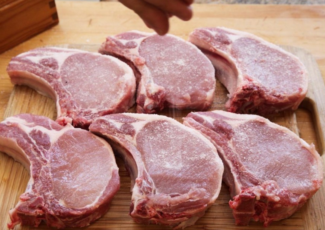 1. Stage. Pork steaks: Cut the tenderloin into steaks, salt and pepper to taste.