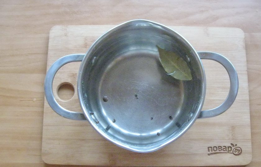 1. Этап. Засолка скумбрии: Приготовьте рассол. В кастрюлю налейте воду. Добавьте черный перец горошком, лавровый лист и душистый перец.