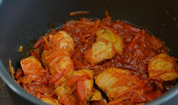 1. Этап. Полтавский борщ с галушками: Налейте в чашу мультиварки пару столовых ложек растительного масла, обжарьте на нем овощи. Затем добавьте к ним курицу и томатную пасту. Снова обжарьте.