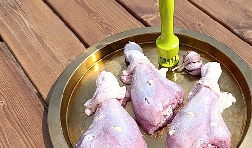 1. Этап. Голени индейки из тандыра: У голеней подрезать шкурку, поднять ее вверх к мослу. Пробить прессом для мяса (так мясо лучше промаринуется). Сделать прорези ножом и в них вставить очищенный, порезанные зубчики чеснока .