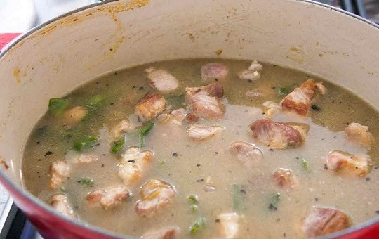 1. Этап. Свинина тушеная с зирой: 6. Посолите, добавьте зиру и другие специи по вкусу, влейте бульон и тушите на среднем огне около часа до мягкости мяса.