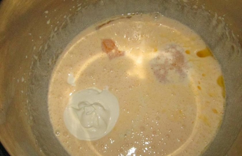 1. Этап. Печенье Персики: 3. Затем добавляем соду, растопленное сливочное масло, ванильный сахар, сметану и соду.