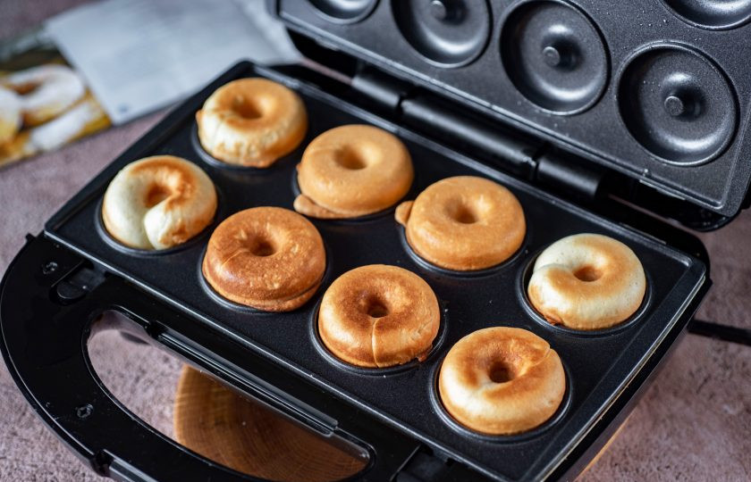 1. Этап. Пончики в мультипекаре: Закройте крышку мультипекаря и выпекайте пончики в соответствии с рекомендациями производителя вашего устройства, я выпекала 4 минуты.