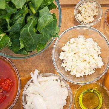 1. Этап. Яичница с капустой кале и сыром Фета: 1. Разогреть духовку до 190 градусов. Нарезать луковицу, измельчить чеснок. Капусту кале вымыть, обрезать стебли и нарезать листья. Раскрошить сыр Фета.