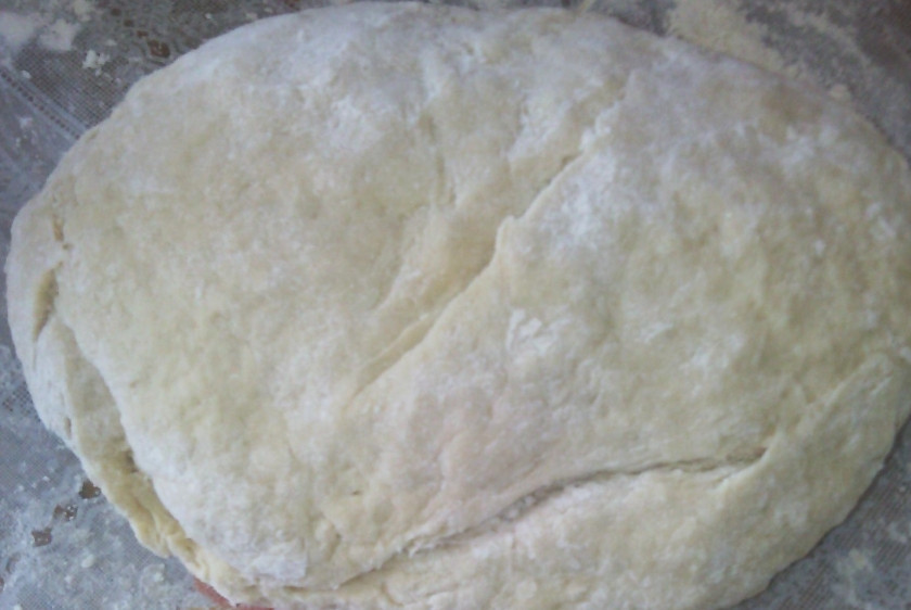 1. Этап. Самса с мясом и картошкой: После чего получаем вот такой ком теста. Раскатываем его, отщипываем от него небольшие комочки, раскатываем их.