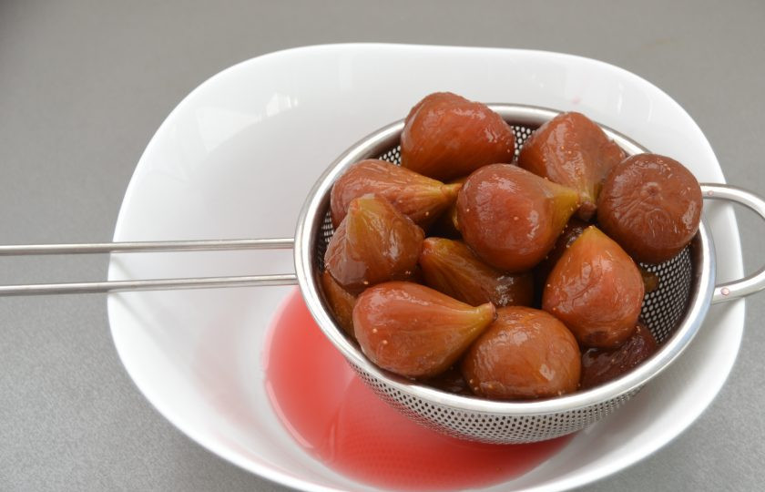 1. Этап. Цукаты из инжира: Чтобы избавиться от лишнего сиропа откиньте сироп на сито, дайте сиропу стечь.