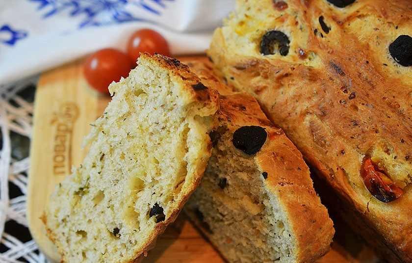 1. Этап. Сырный хлеб с маслинами и помидорами черри: Выпекайте в заранее разогретой до 180°С духовке до золотистой корочки. Слегка охладите и подайте к столу.