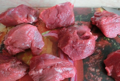 1. Этап. Шашлык из телятины диетический: Нежное мясо телятины промываем водой и режем на разделочной доске. Толщина кусочков должна составлять в среднем пять сантиметров, так будет значительно удобнее жарить.