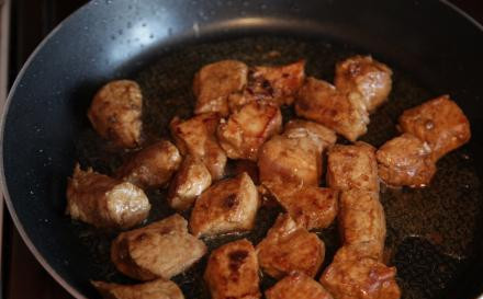 1. Этап. Гуляш с грибами и мясом: Обжариваем нарезанное мясо на растительном масле на сковороде. Готовим на сильном огне, чтобы на мясных кусочках образовалась красивая корочка.