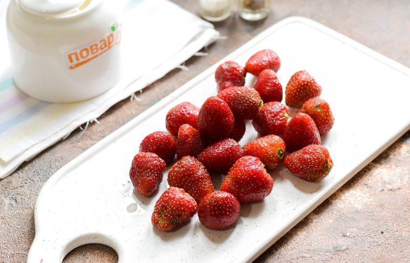 1. Этап. Маринованная клубника: Клубнику вымойте и просушите, удалите хвостики. Выбирайте плотные ягоды, без изъянов и повреждений.