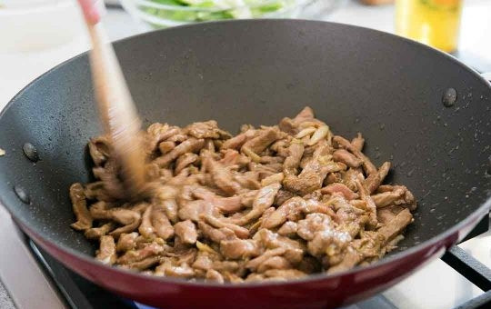 1. Этап. Свинина, обжаренная на сковороде с зеленым луком: 3. Обжаривайте мясо около 1,5-2 минут до образования корочки.