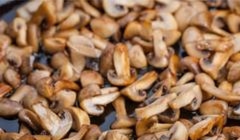 1. Этап. Мясо по-французски с соусом бешамель: На сковороде обжариваем шампиньоны до красивого (золотистого) цвета.