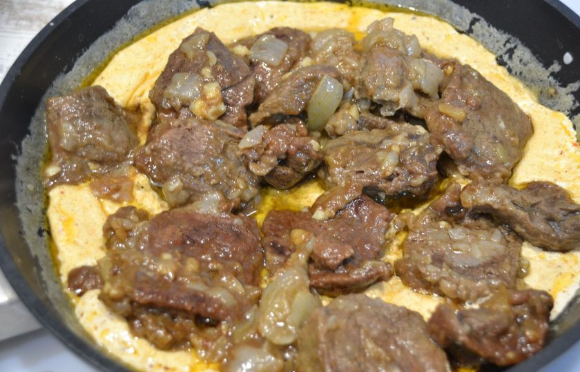 1. Этап. Говядина в перечном соусе: Переложите говядину в соус, и продолжайте тушить вместе еще 10-15 минут.