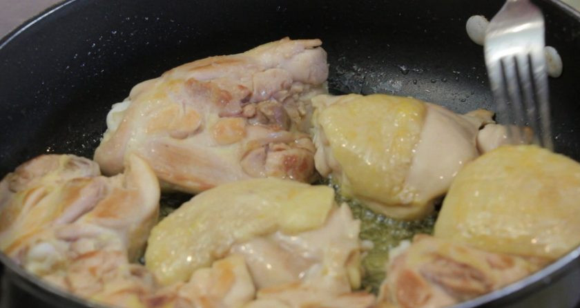 1. Этап. Курица Каччиаторе: 1. Курицу промойте и обсушите, затем обжарьте с обеих сторон до золотистого цвета в разогретом масле.