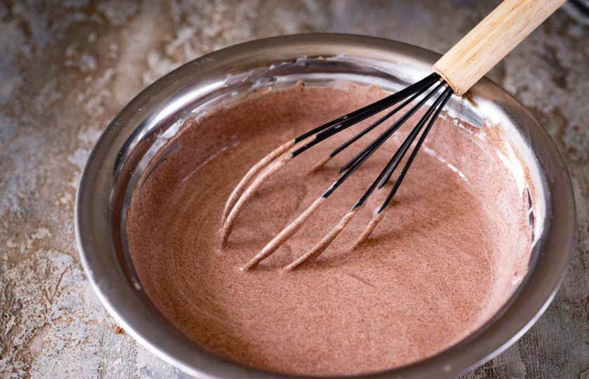 1. Этап. Шоколадный чизкейк с выпечкой: Все ингредиенты перемешайте венчиком или ложкой до получения однородной смеси.