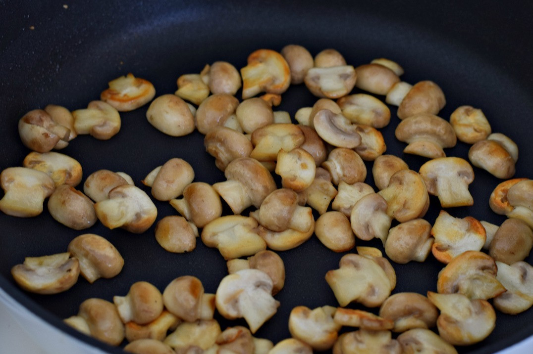 1. Stage. Garnish with cauliflower and mushrooms: Mushrooms (I made a side dish with mushrooms, but the dish is even tastier with wild mushrooms!) chop randomly, fry in vegetable oil (1 tbsp) until crispy. The fire is active.