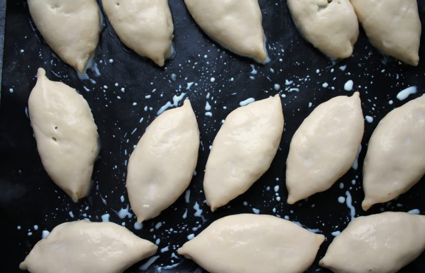 1. Этап. Пирожки с фруктами в духовке: Сформируйте пирожки и выложите на смазанный растительным маслом противень. Накройте пирожки чистым полотенцем и дайте постоять ещё 10-15 минут для подъёма. Смажьте верх пирожков молоком и выпекайте в горячей духовке в течение 20-25 минут при температуре 180 градусов до готовности. Готовые пирожки смажьте маслом и дайте постоять 5-10 минут.