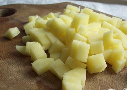 1. Этап. Суп из плавленных сырков: 1. Промываем картофель, очищаем от кожуры и нарезаем небольшими кубиками. Затем отправляем ее в кастрюлю вариться.