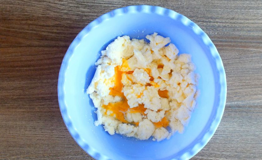 1. Этап. Творожный кекс с малиной: Добавьте яйцо. Перемешайте.