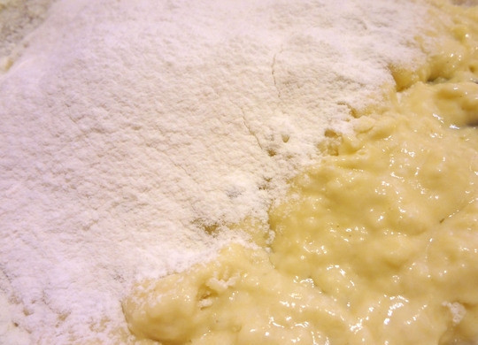 1. Этап. Пампушки: 4. Перемешайте тесто ложкой, добавьте оставшуюся муку.