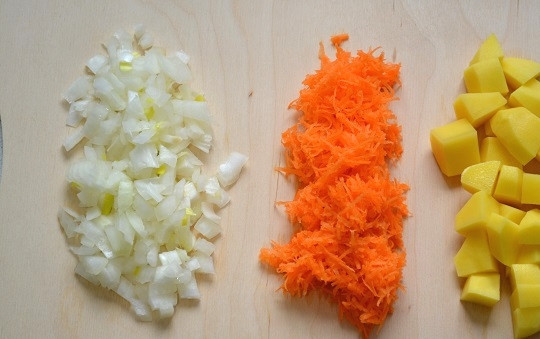 1. Этап. Томатный суп с булгуром: 2. Очистите и нарежьте овощи.